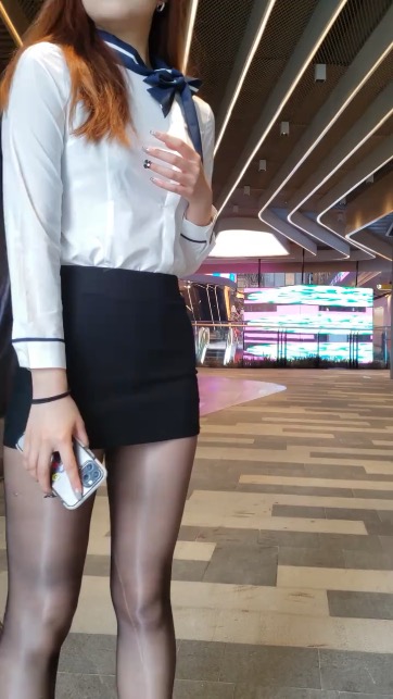 街拍丝袜：厚黑马油袜