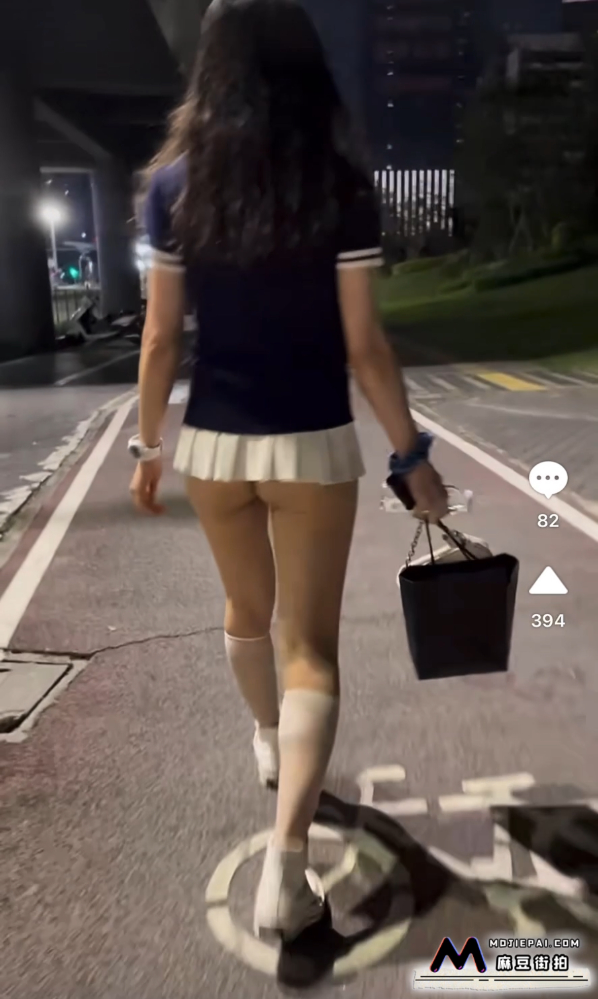 街拍短裙：网球场刚回来