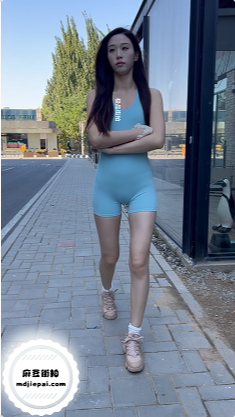 街拍连体衣：时尚连体紧身衣，火辣好身材